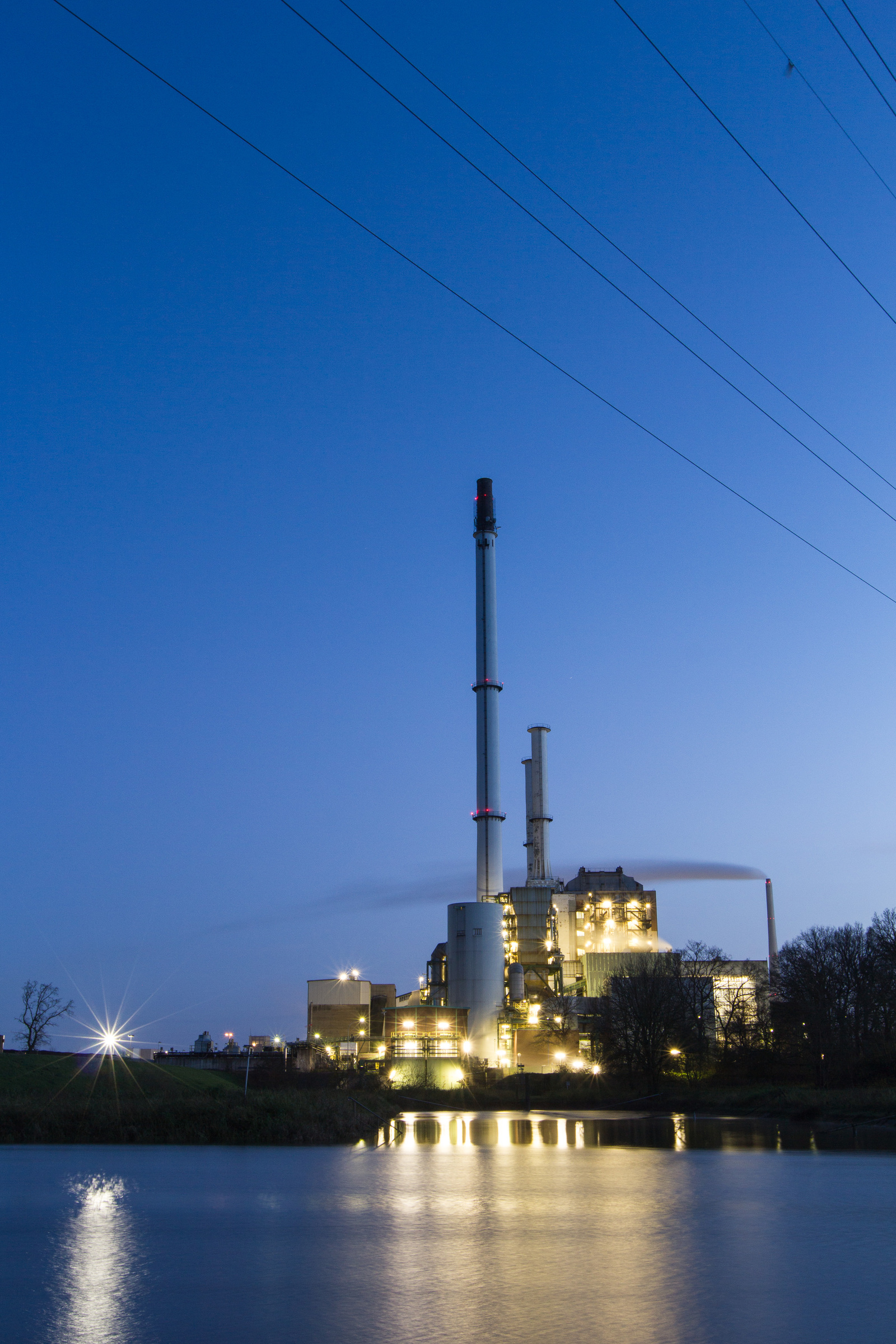 Kraftwerk zur blauen Stunde