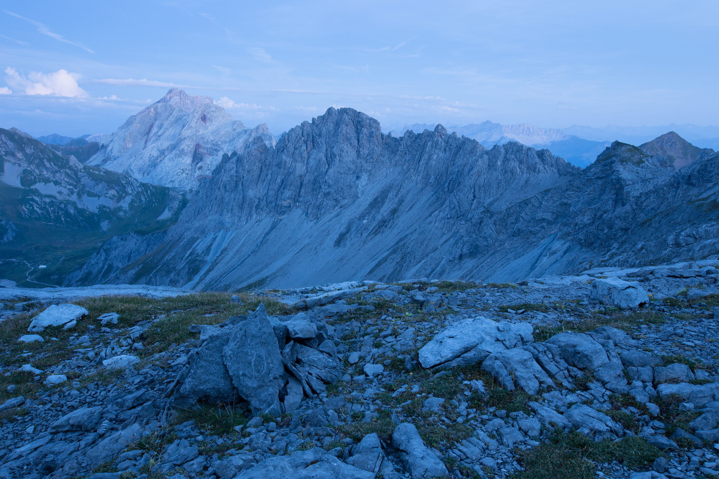 Bergkette zur blauen Stunde im Rätikon