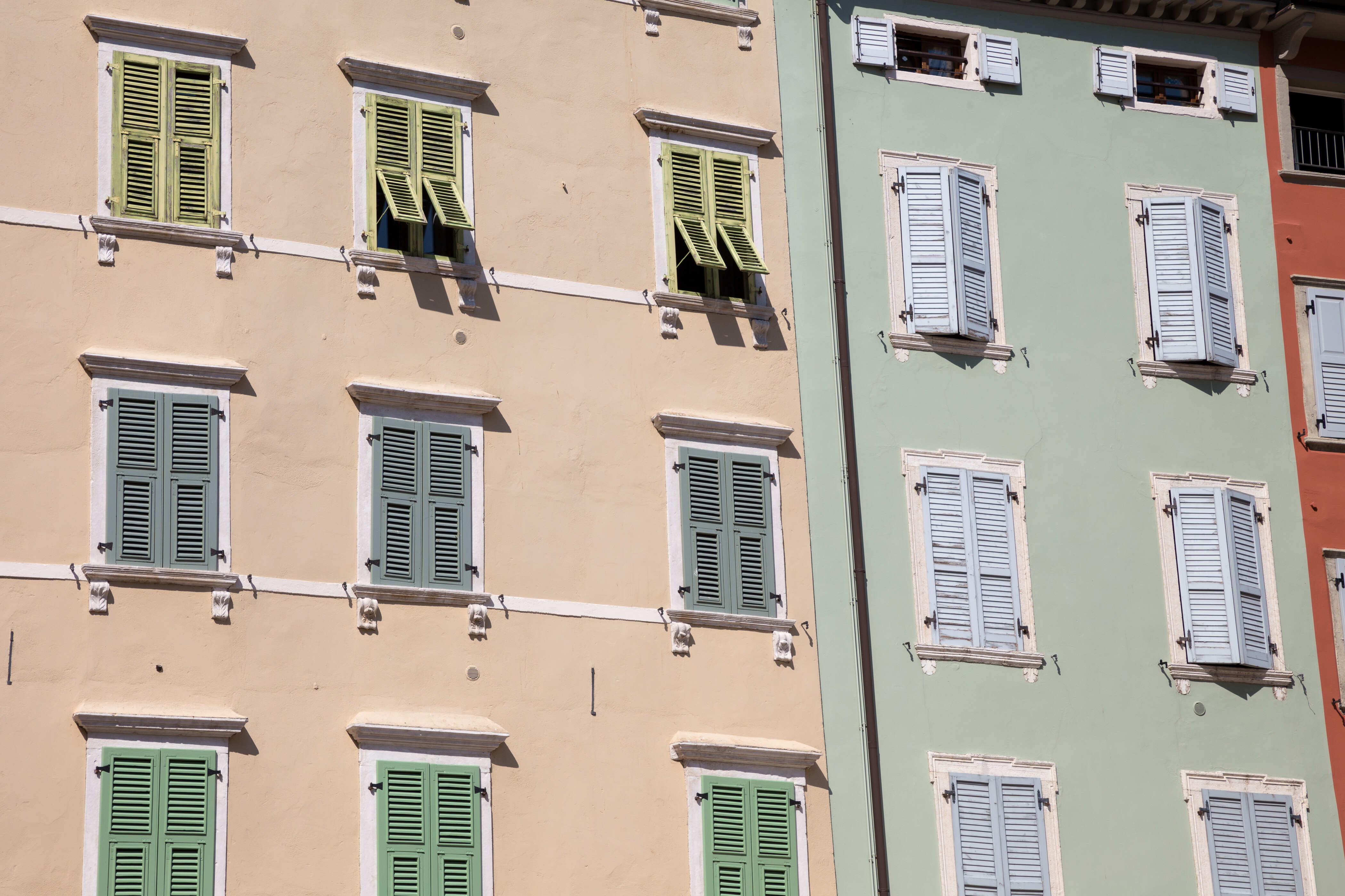 Hauswand mit geschlossenen Fensterläden in Riva del Garda