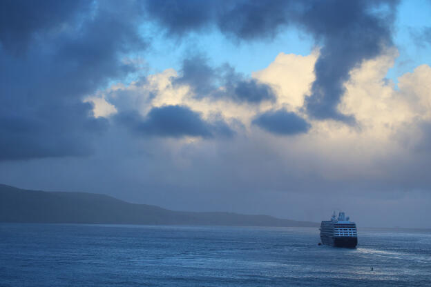 stürmische Wolken über einem Kreuzfahrtschiff