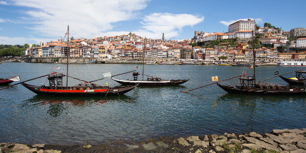 Rabelo-Boote vor dem Stadtpanorama von Porto