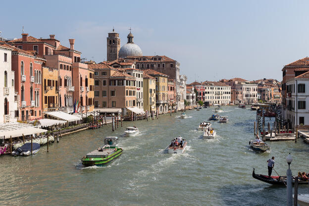 Schiffsverkehr auf dem Canal Grande in Venedig