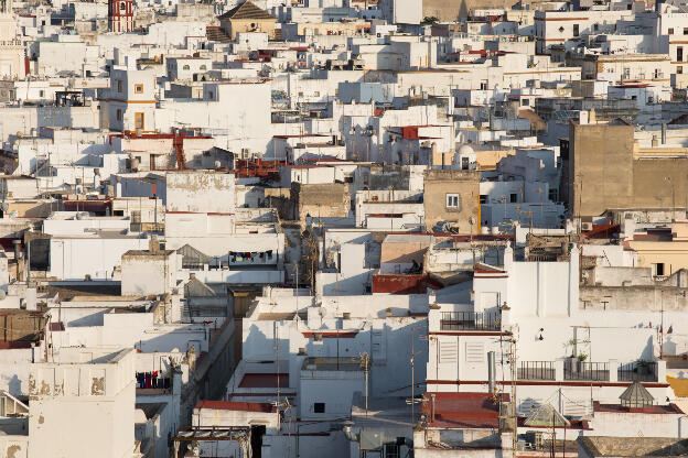 Teleaufnahme von weißen Häuser in Cádiz
