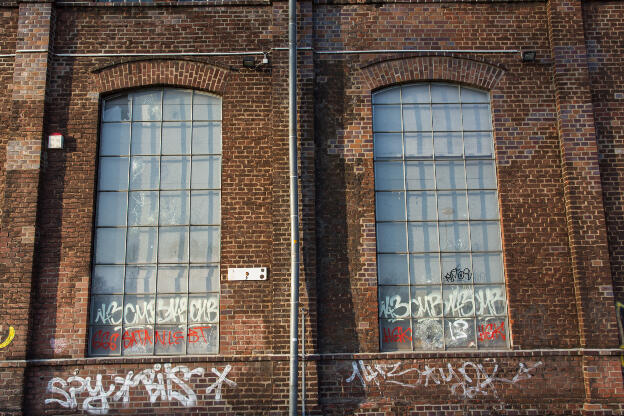 Graffiti  an einer Industriehalle
