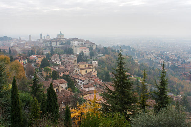 Blick über das herbstliche Bergamo