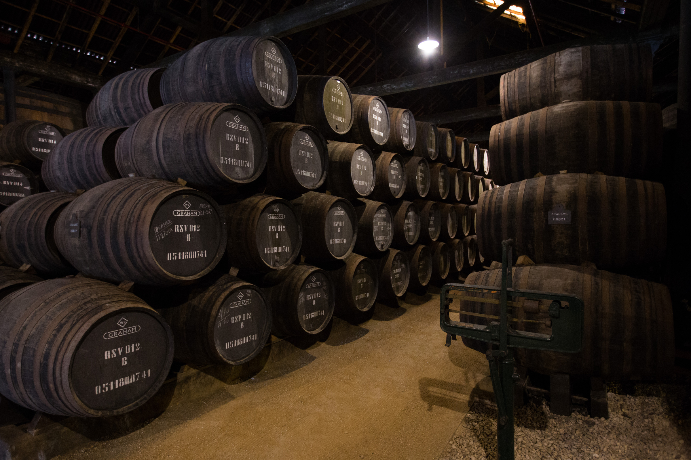 Portwein Fässer in eimem Weinkeller