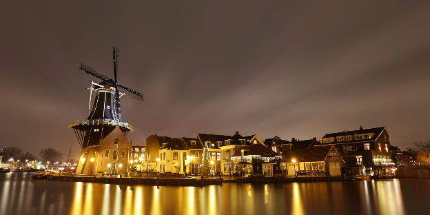Windmühle De Adriaan bei Nacht