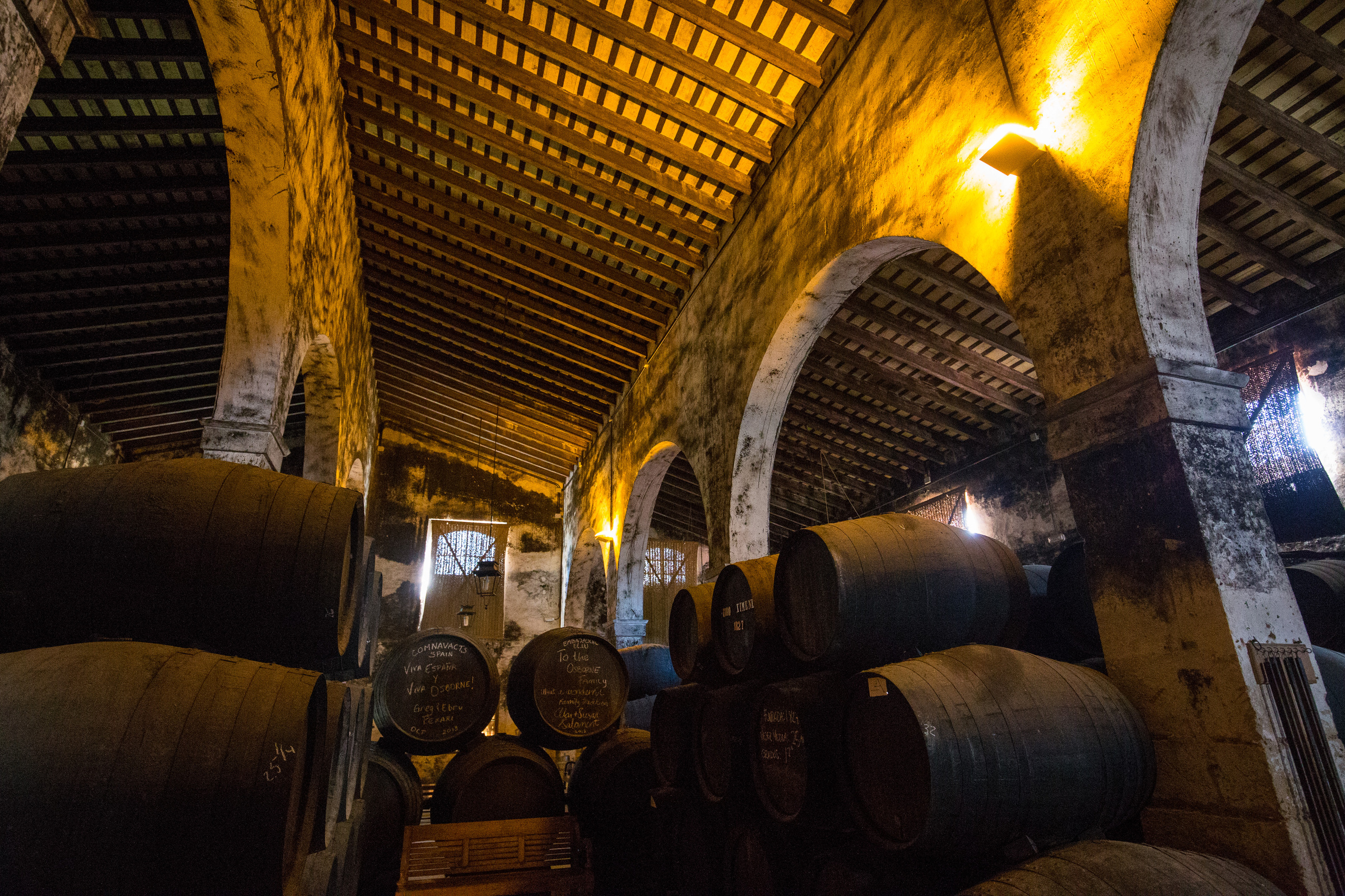 Sherryfässer im Weinkeller.jpg