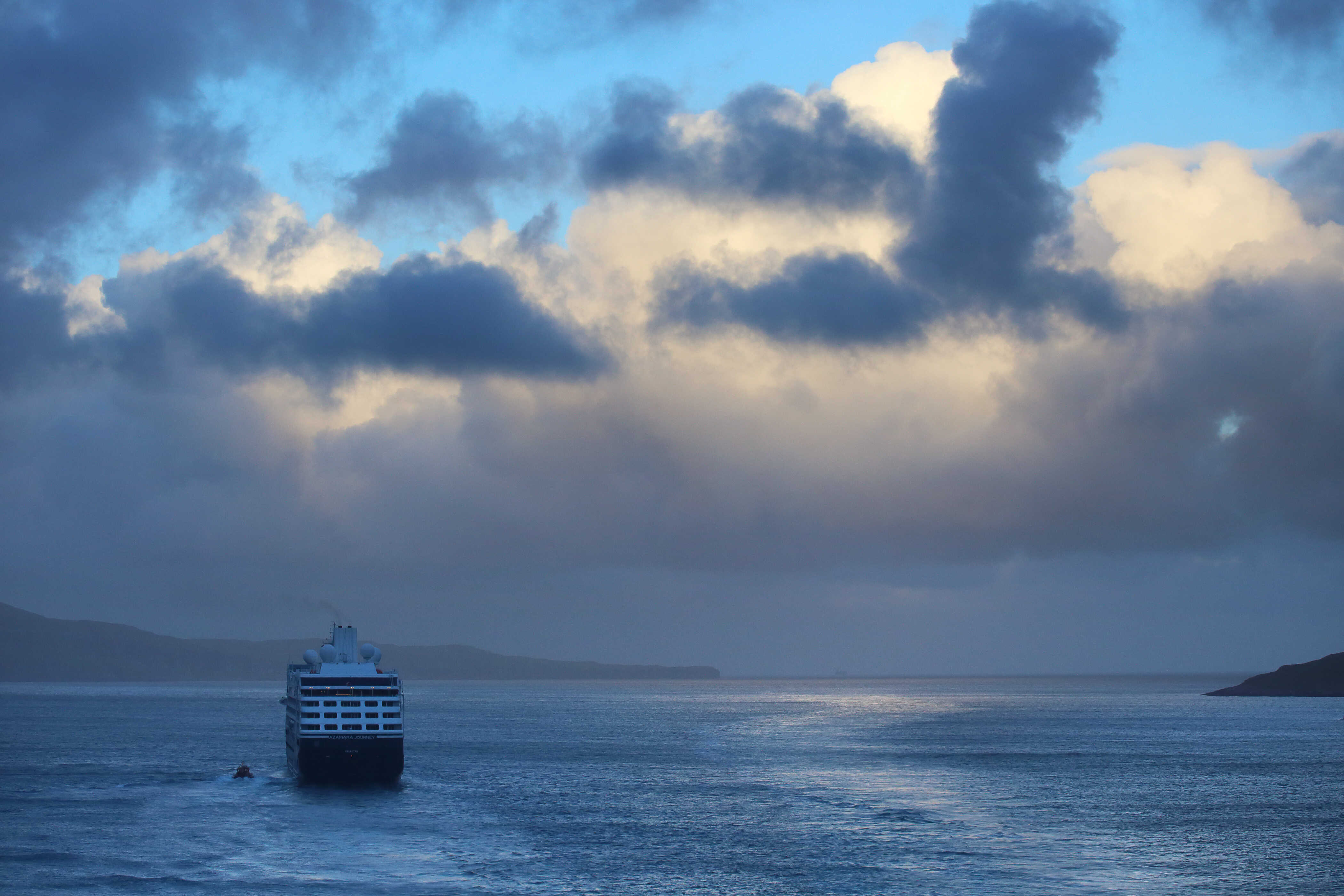 Kreuzfahrtschiff in einem Fjord auf den Färöer Inseln