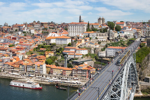 Bahn auf der Bogenbrücke von Porto