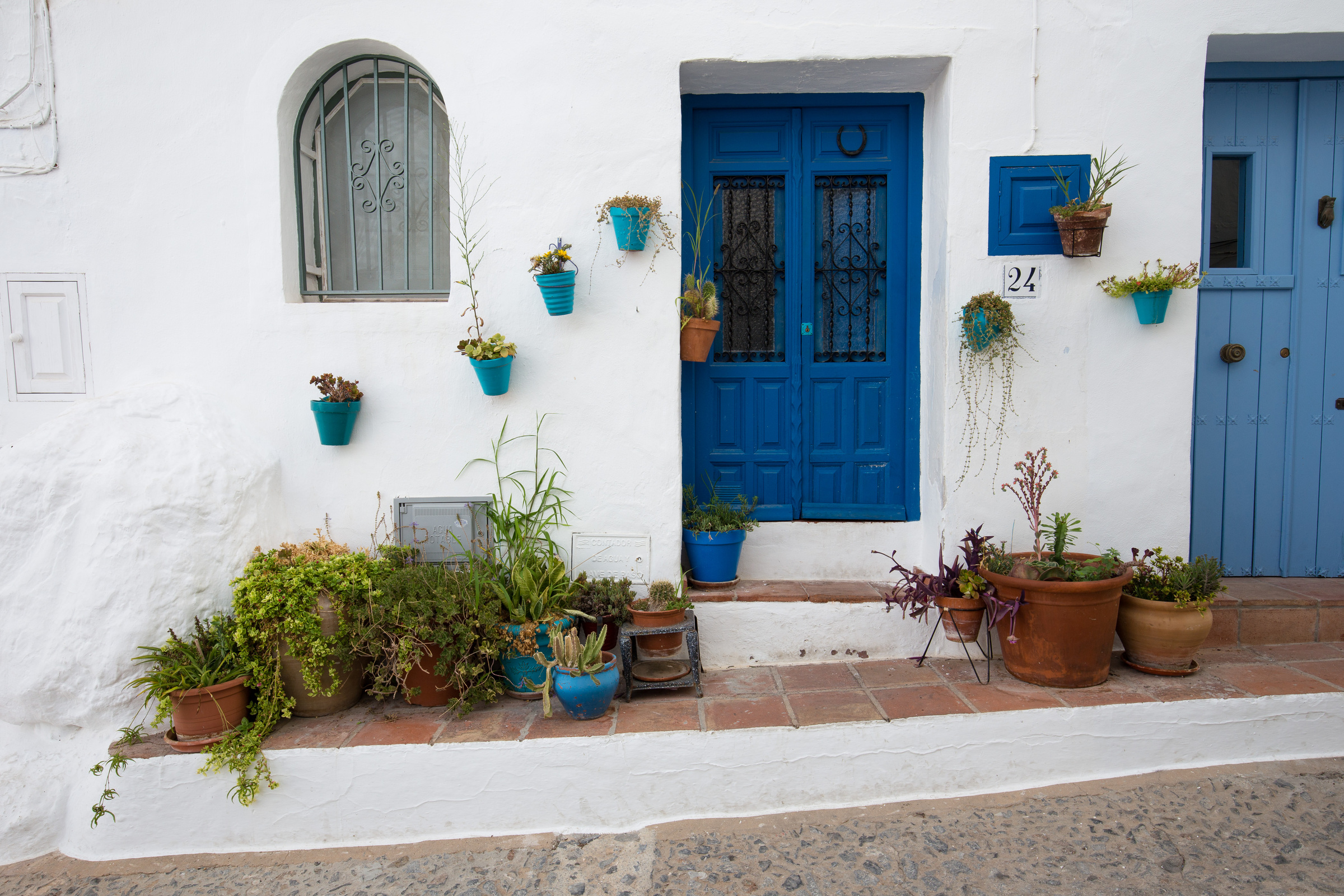 Hauseingang mit blauer Tür in Frigiliana