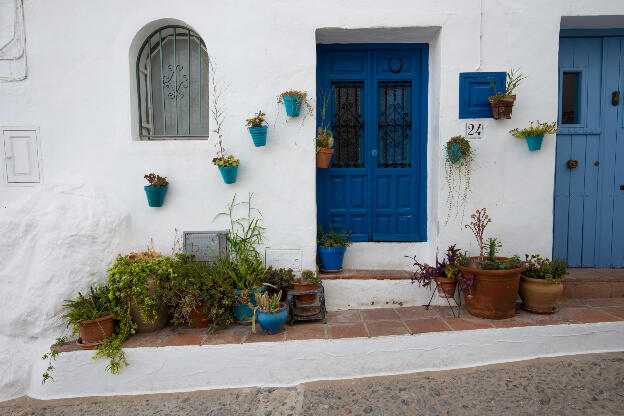 Hauseingang mit blauer Tür in Frigiliana