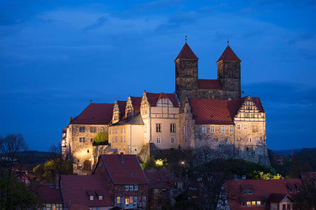Der Schlossberg von Quedlinburg zur blauen Stunde
