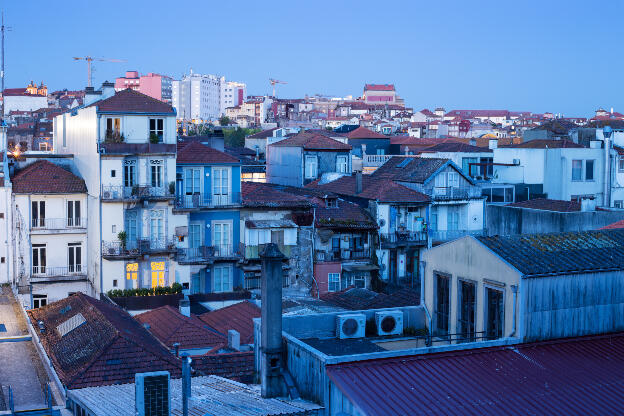 Häuser von Porto zur blauen Stunde