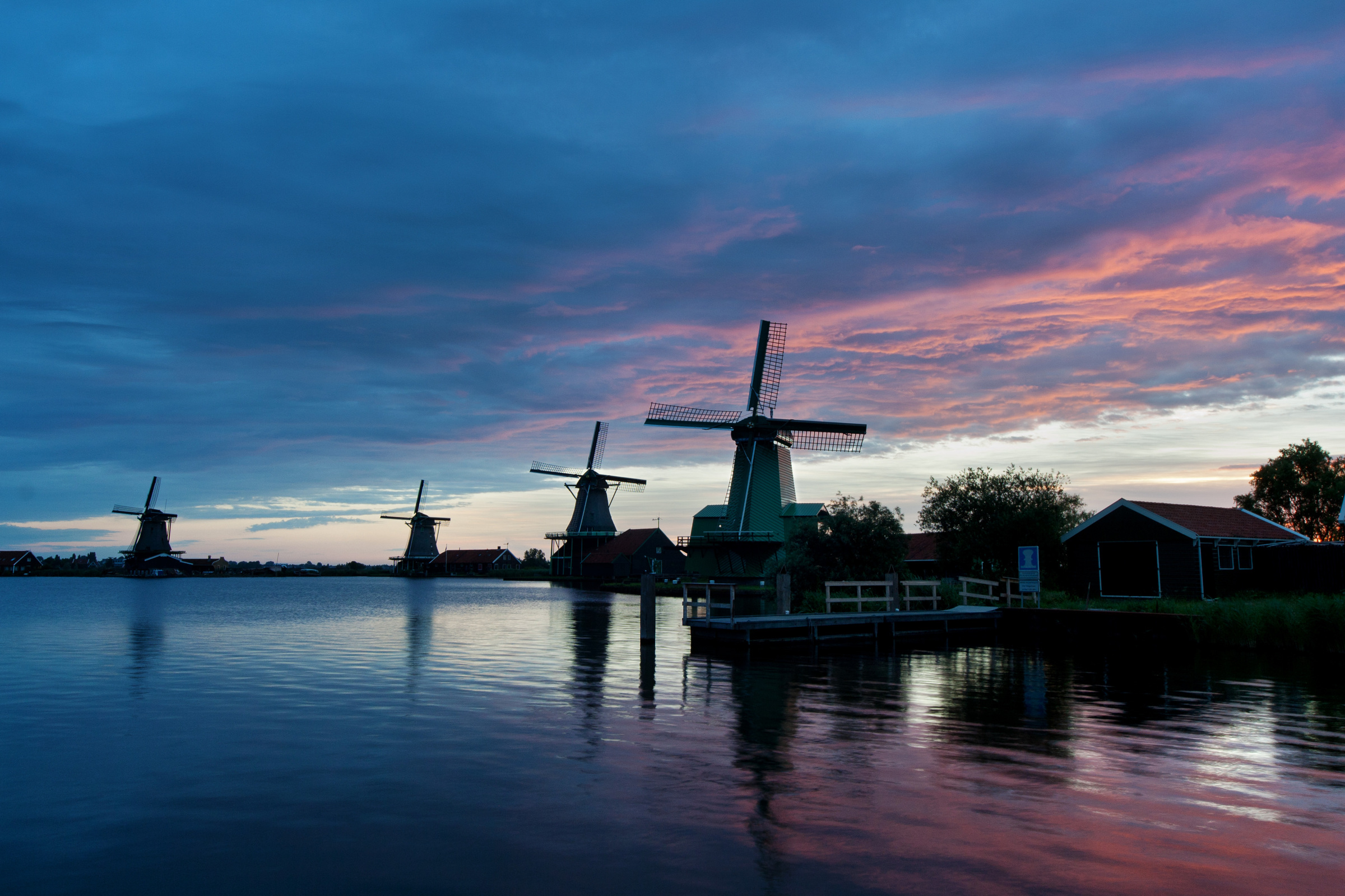 Windmühlen beim Sonnenaufgang