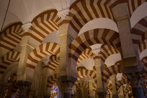 rot-weiße Hufeisenbögen in der Mezquita Catedral