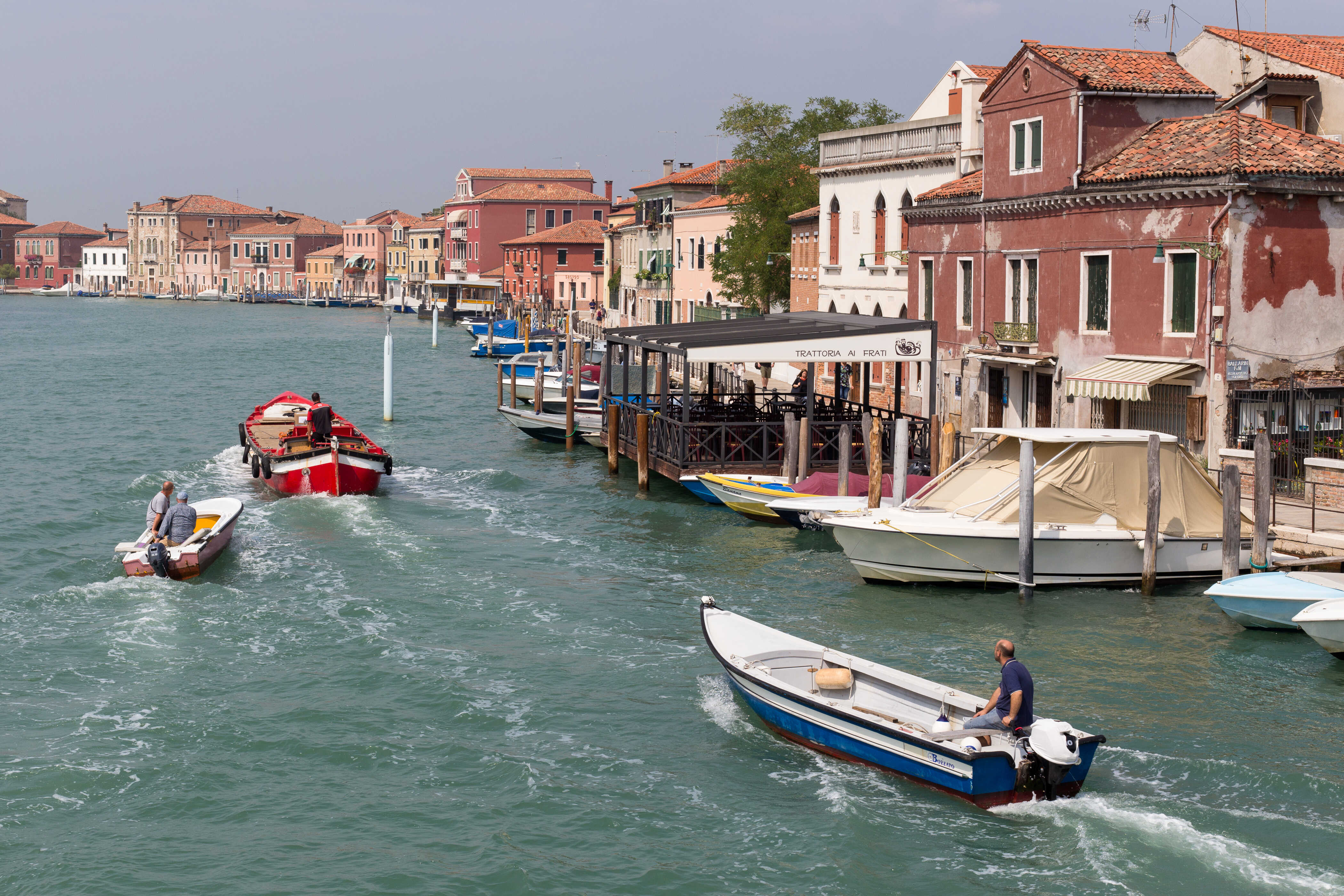 fahrende Boote auf dem Canal Grande di Murano