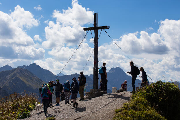 Wanderer am Fellhorn Gipfelkreuz