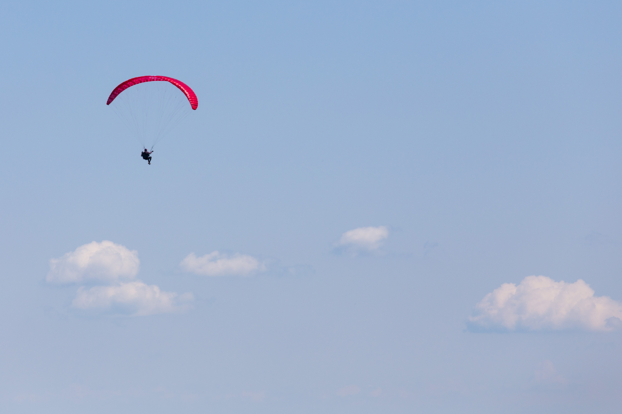 Paraglider über den Wolken