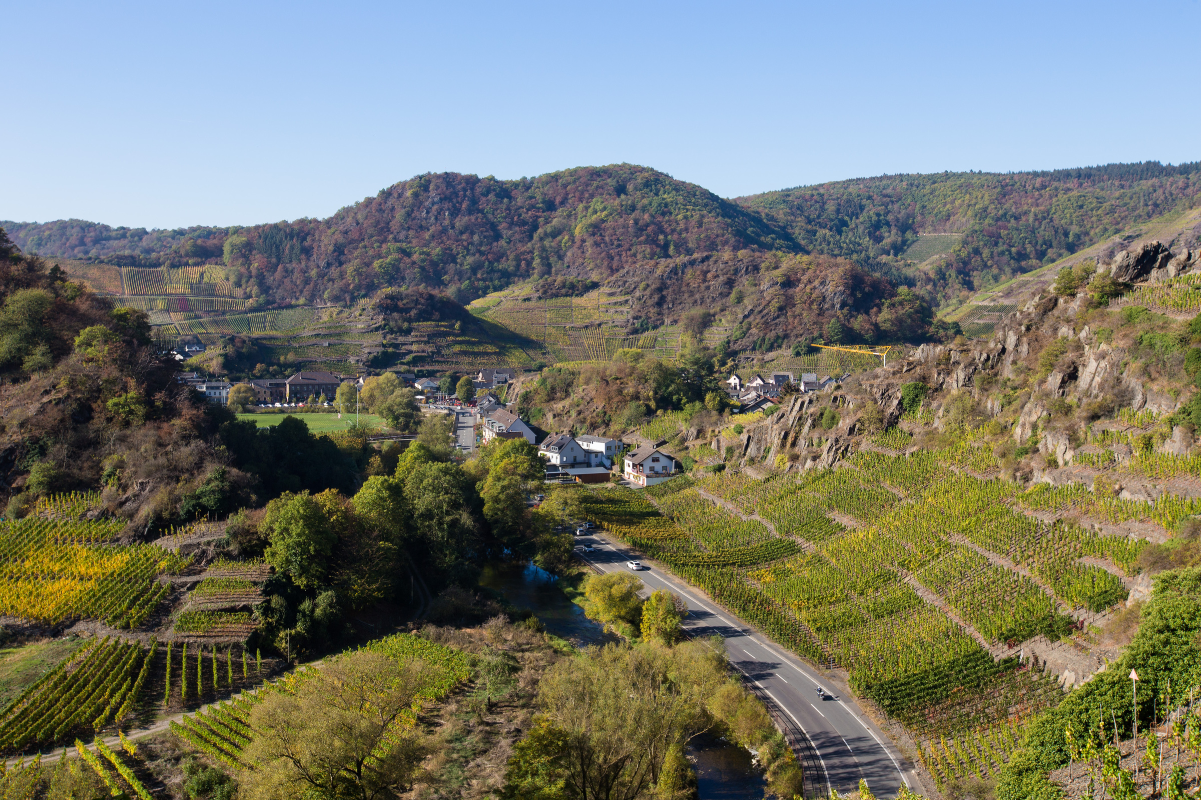 Landstraße im Ahrtal