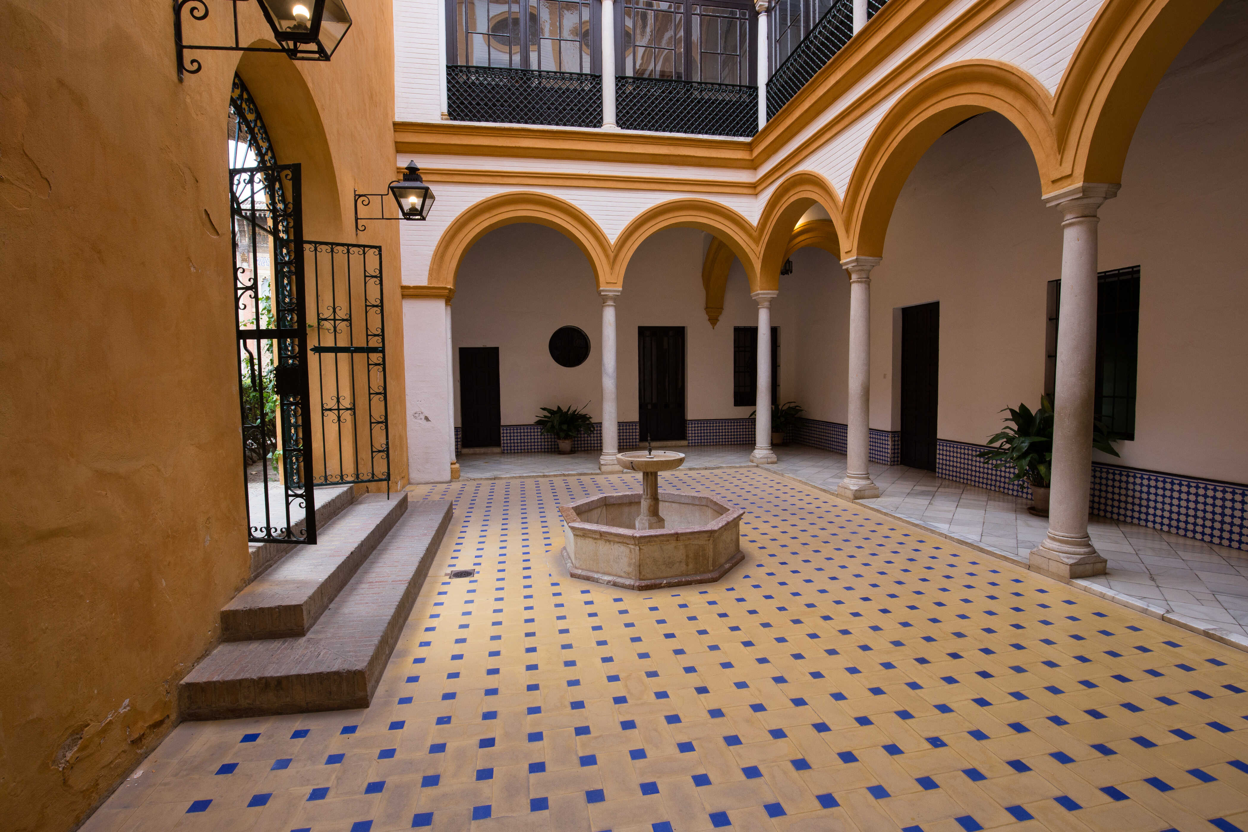 Innenhof mit Säulen in der Reales Alcázares de Sevilla