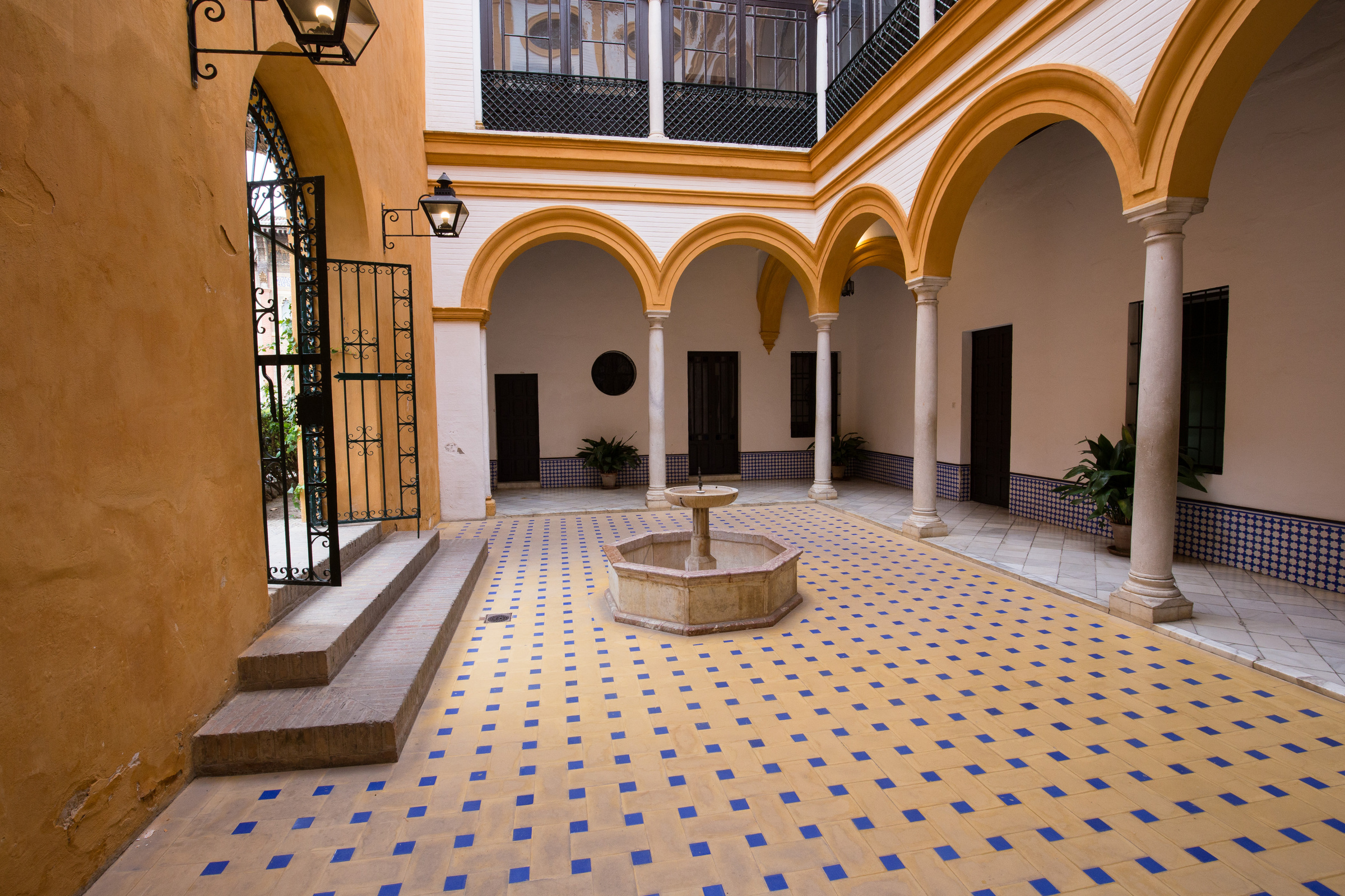 Innenhof mit Säulen in der Reales Alcázares de Sevilla
