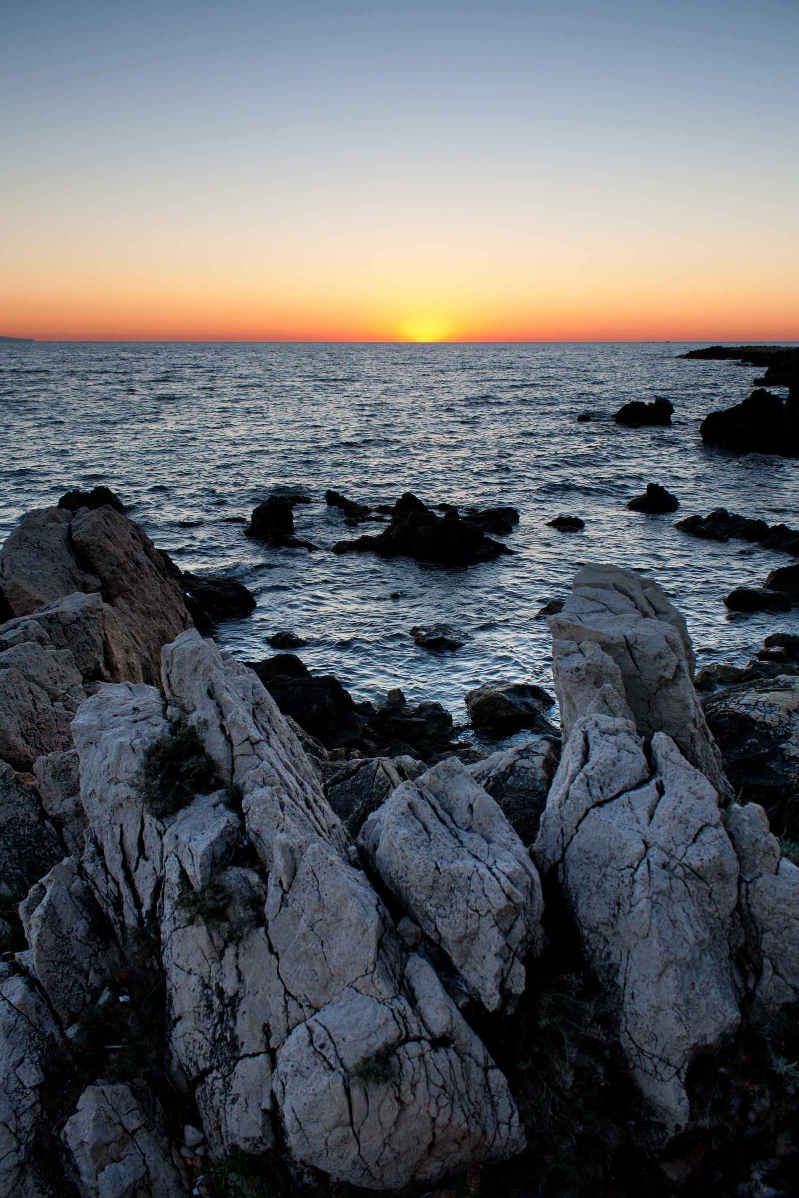 Sonnenuntergang an der felsigen Côte d’Azur