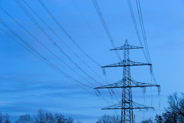 Strommast zur blauen Stunde