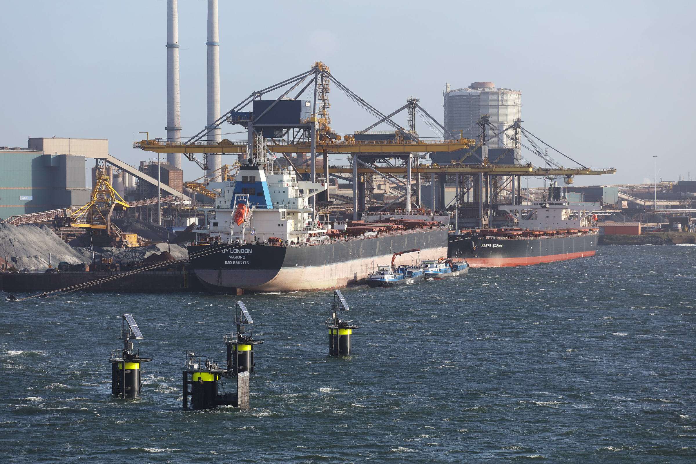 Schiffe im Industriehafen bei Ijmuiden