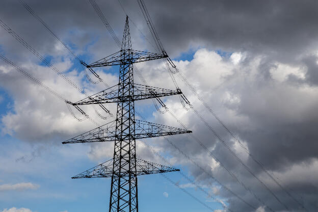 Wolken hinter einem Strommasten