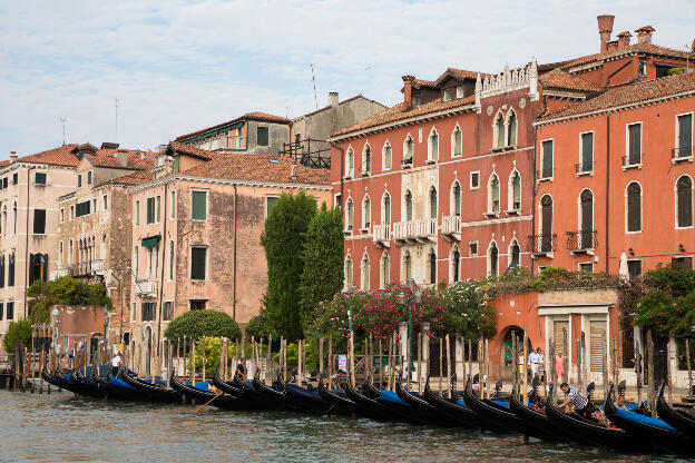 ankernde Gondeln am Canal Grande in Venedig
