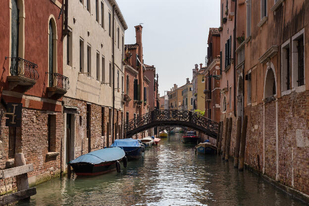 Brücke über einen kleinen Kanal in Venedig