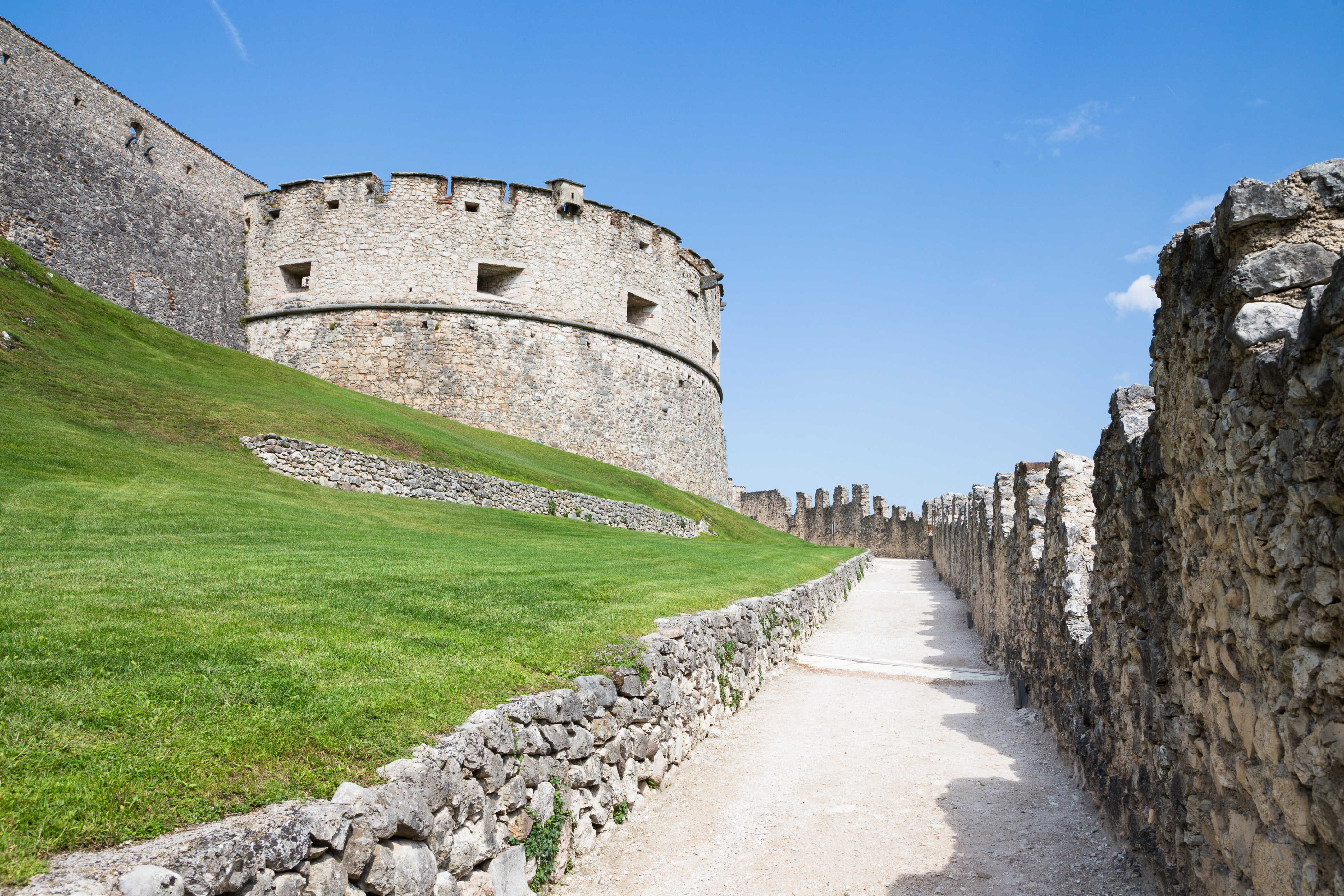 Vorhof der Festung Castel Beseno