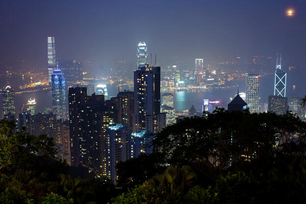 Mond über der Skyline von Hongkong