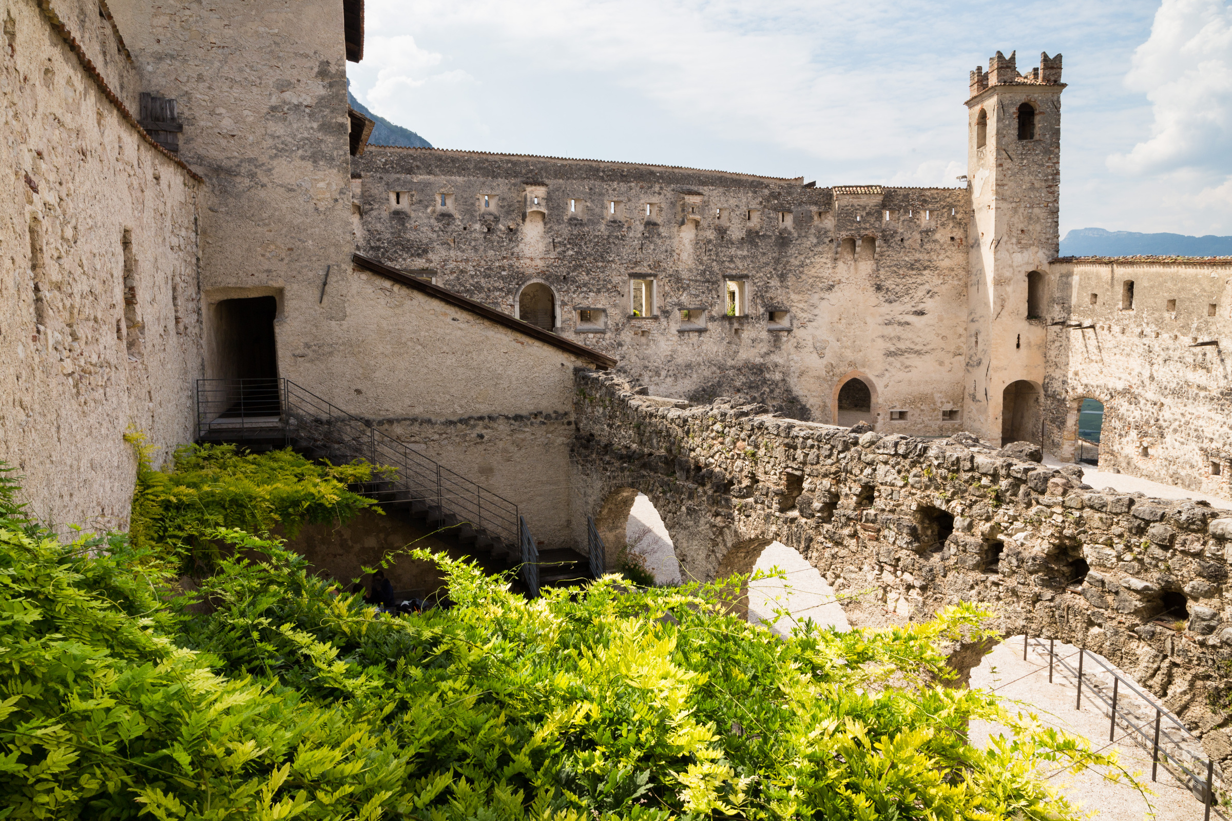 Blauregen in einem Innenhof im Castel Beseno