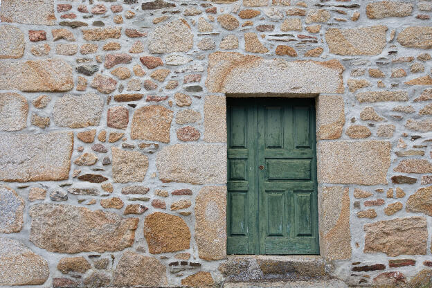 Steinmauer mit grüner Tür