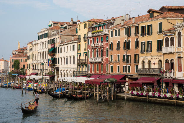 Gondoliere auf dem Canal Grande in Venedig