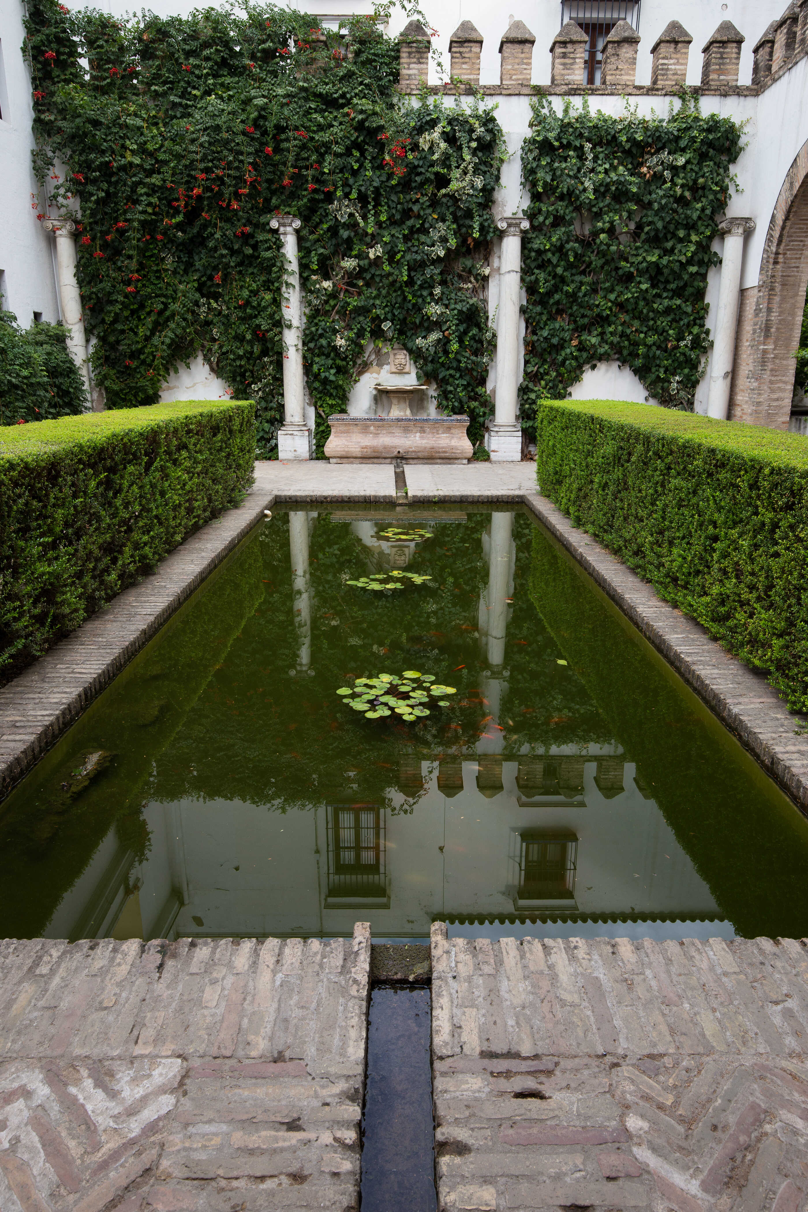 Innenhof mit Teich in der Reales Alcázares de Sevilla