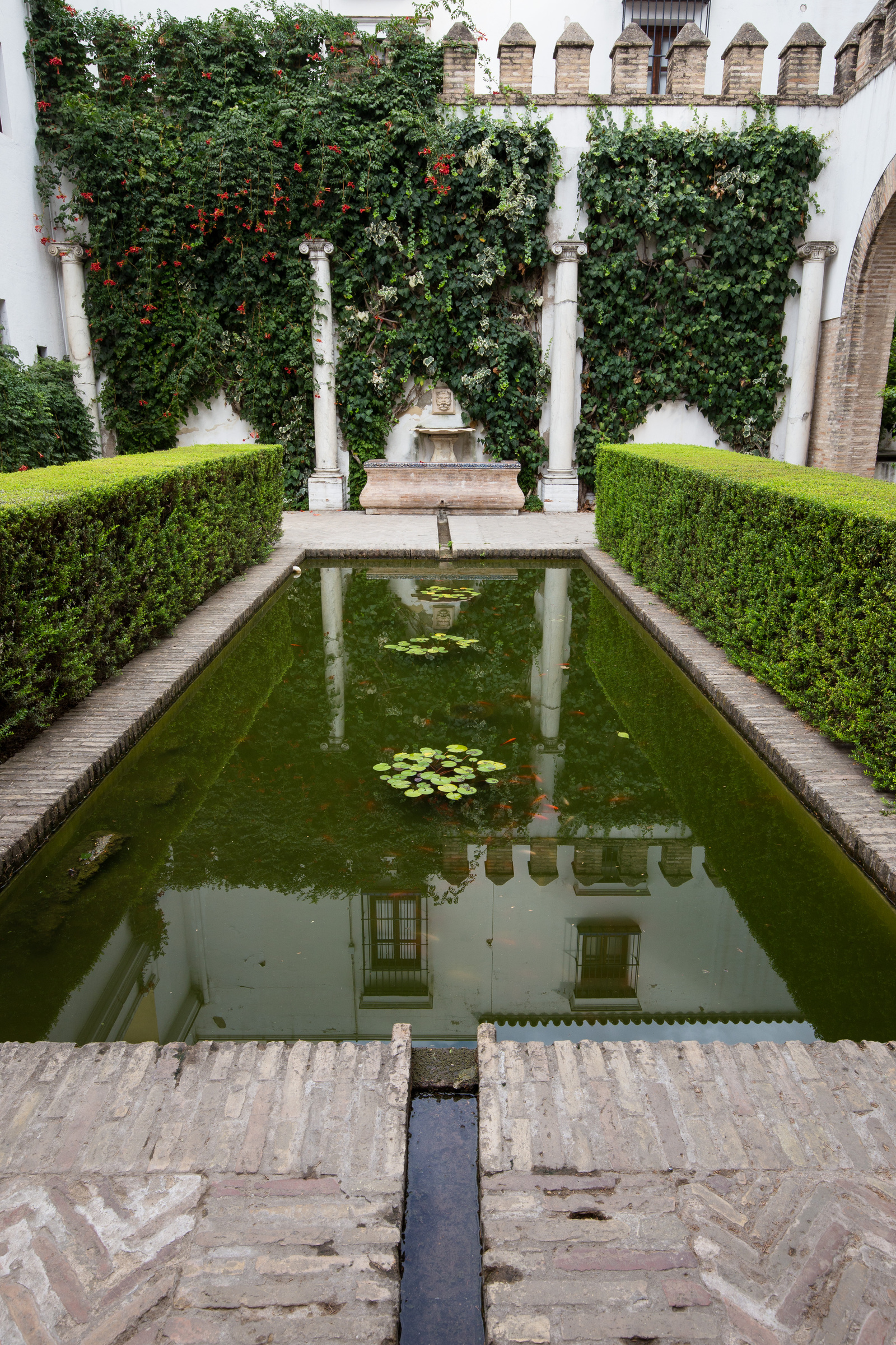 Innenhof mit Teich in der Reales Alcázares de Sevilla