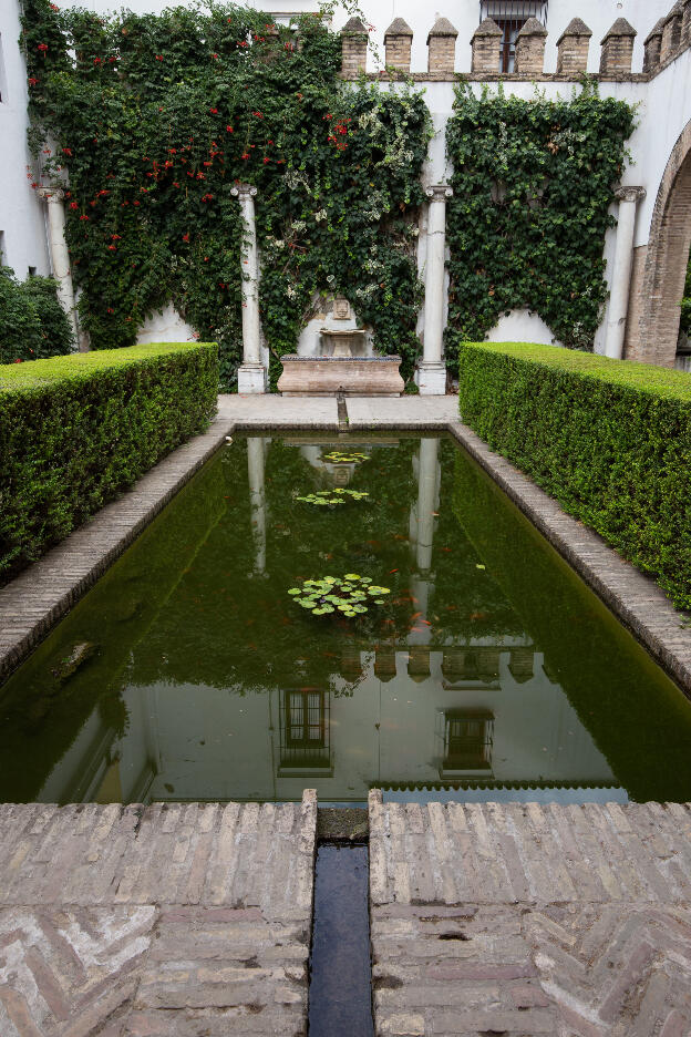 Innenhof mit Teich in der Reales Alcázares de Sevilla