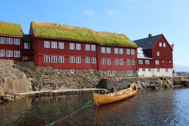 Ein rotes Holzhaus in Tórshavn