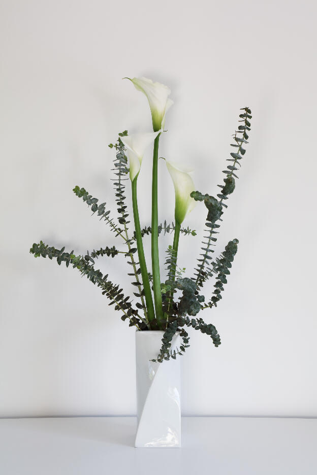 Vase mit weißen Lilien