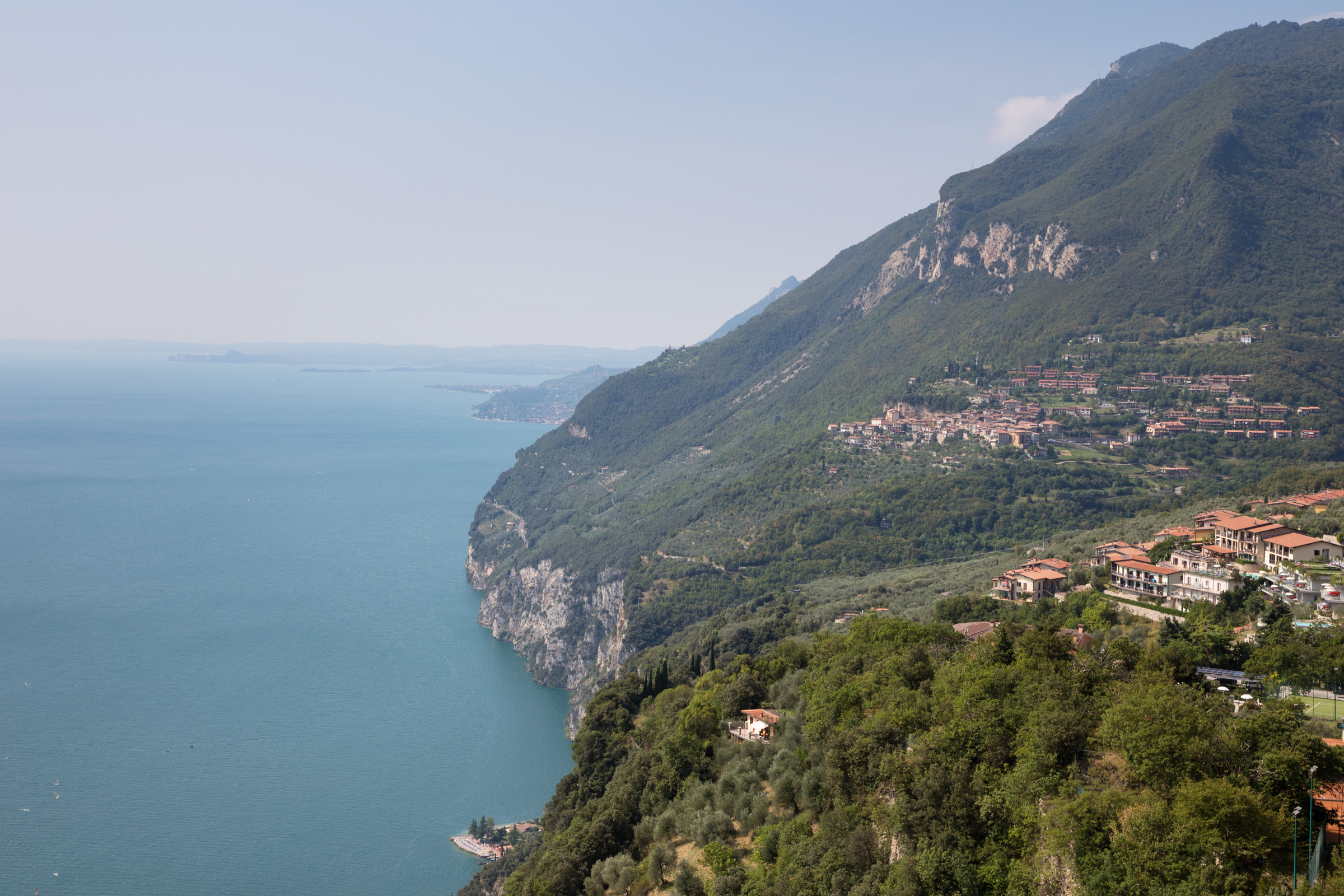 Ausblick von der Wallfahrtskirche Madonna di Montecastello auf den Gardasee