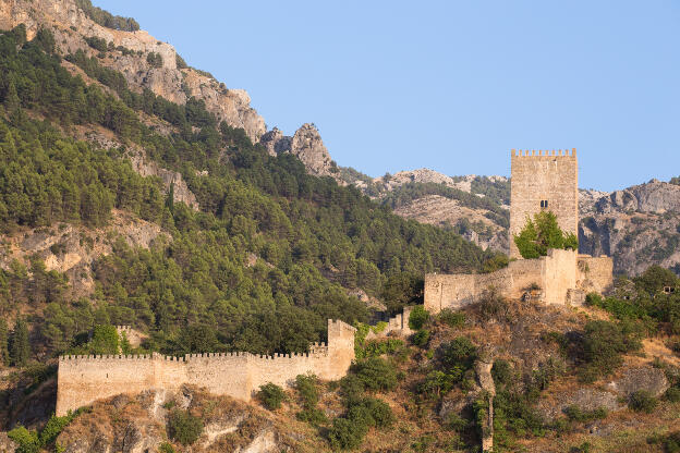 Die Burgmauer von Castillo de la Yedra