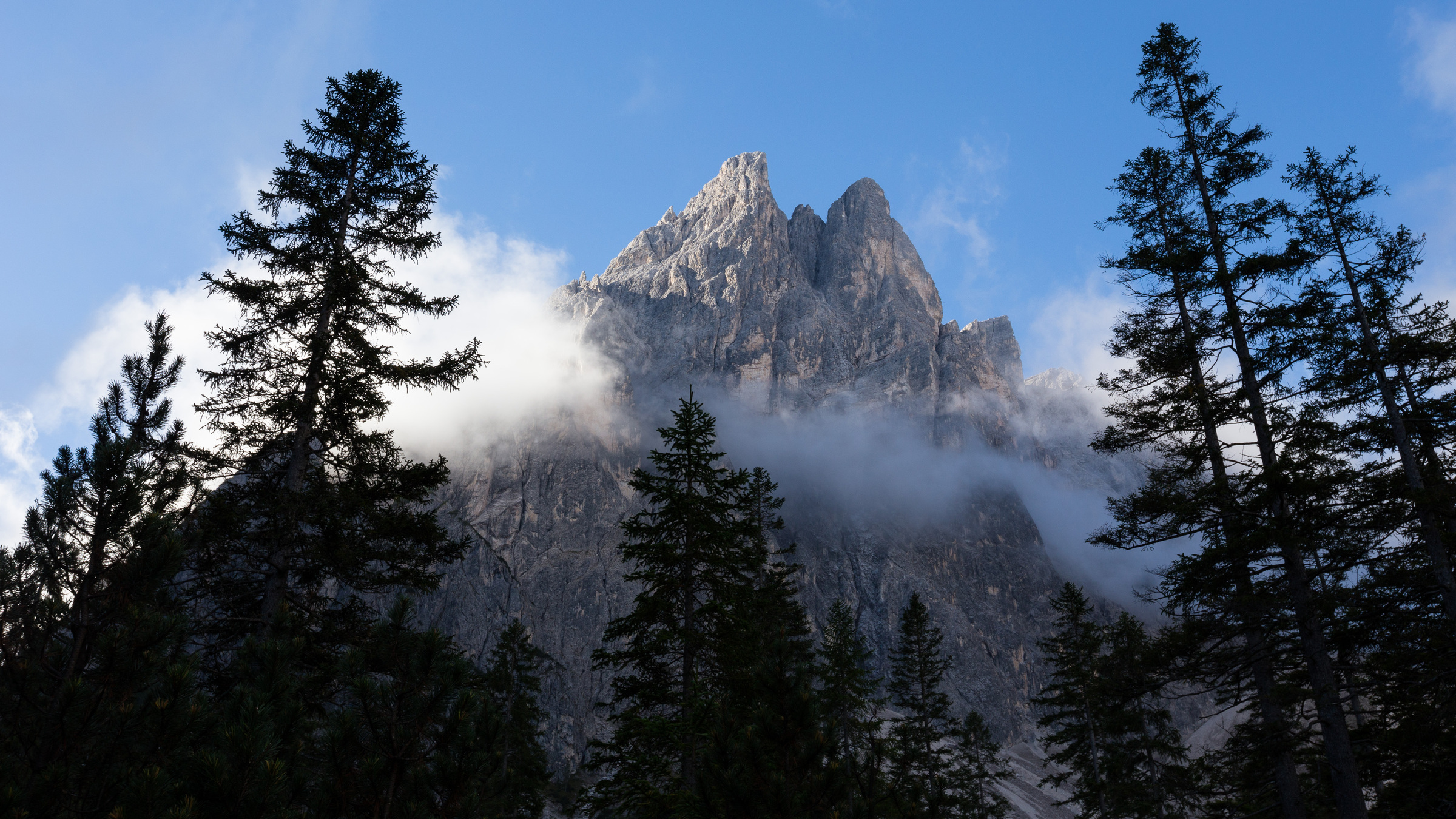 Berggipfel Croda Fiscalina im Morgennebel