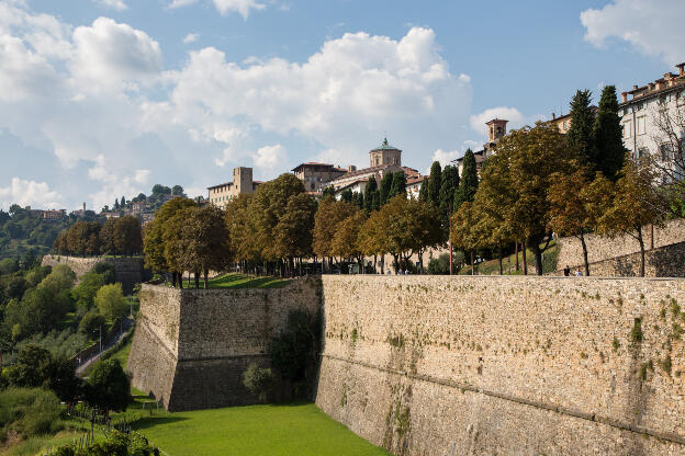 Parks an der Stadtmauer von Bergamo