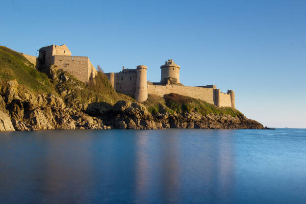 Eine Burg am Meer in der Bretagne