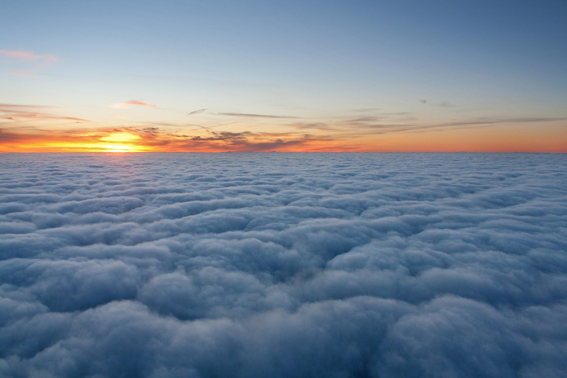 Sonnenuntergang über den Wolken