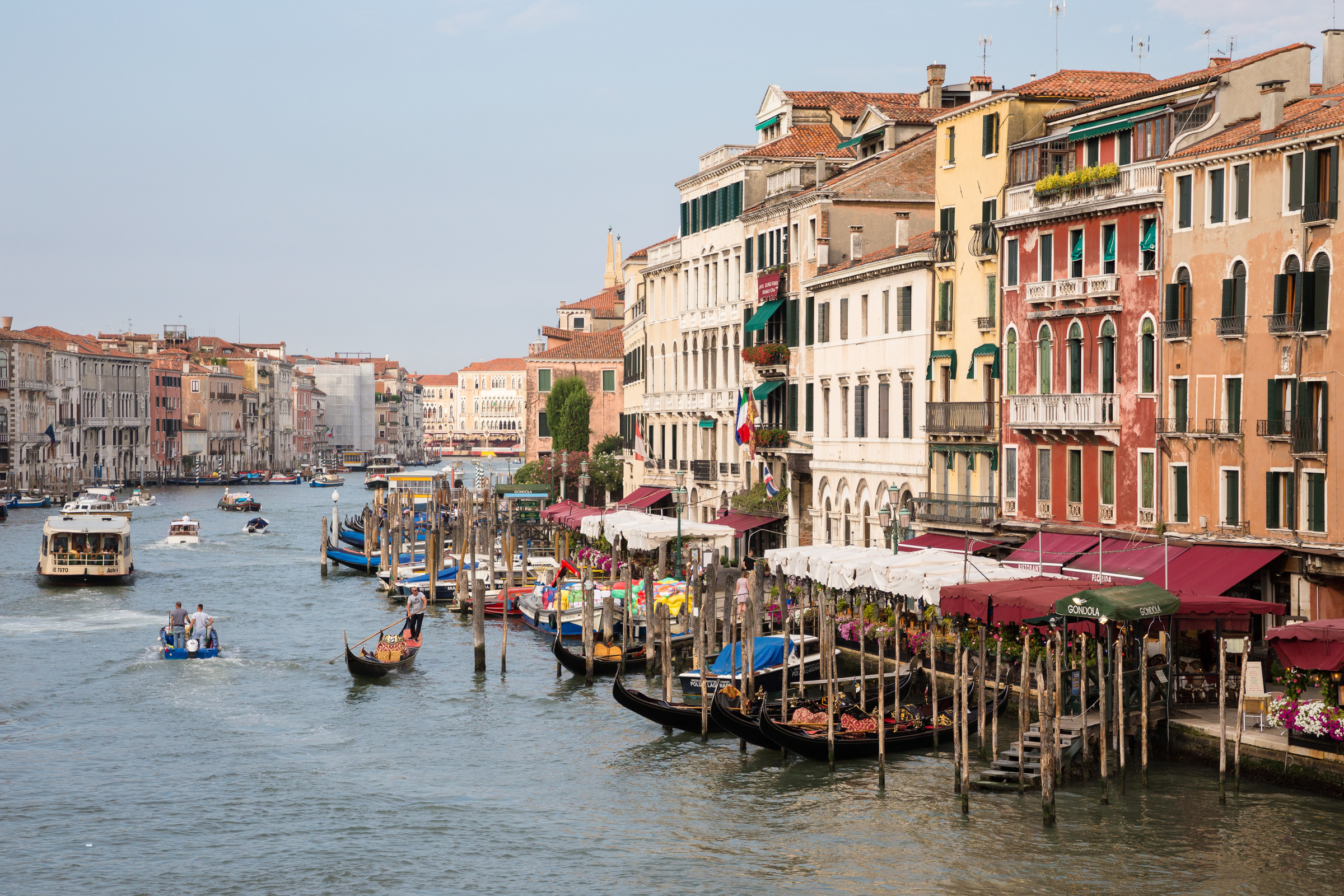 Boote auf dem Canal Grande in Venedig