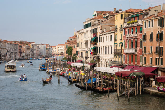 Boote auf dem Canal Grande in Venedig